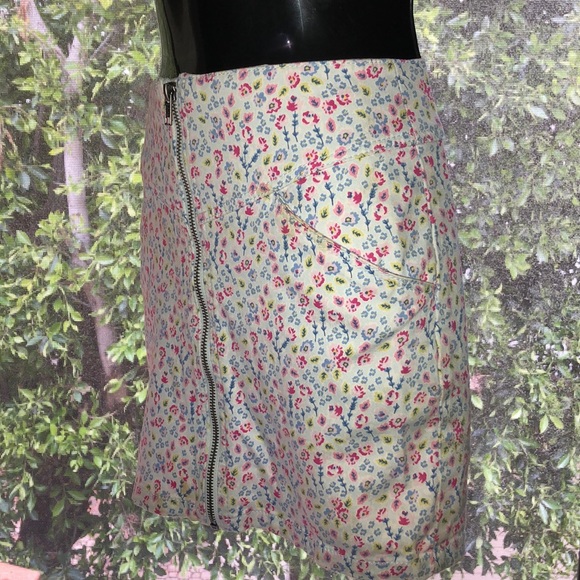 H&M Floral Zip Up Skirt 🌸 - Picture 2 of 8